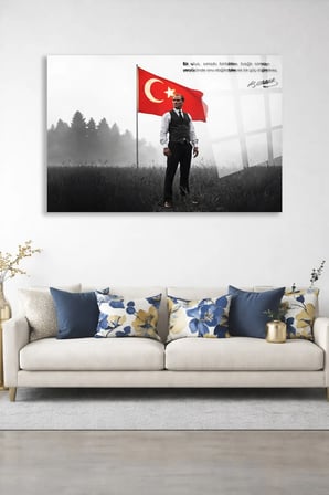 Türk Bayrağı Önünde Atatürk Cam Tablo | Dekoratif Duvar Tablosu | Canlı Renkli Baskı | Salon ve Oturma Odası | Doğum Günü Hediyesi | 4mm Kırılmaz Cam