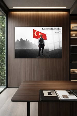 Türk Bayrağı Önünde Atatürk Cam Tablo | Dekoratif Duvar Tablosu | Canlı Renkli Baskı | Salon ve Oturma Odası | Doğum Günü Hediyesi | 4mm Kırılmaz Cam
