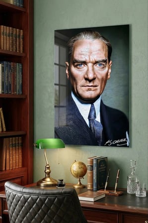 Kırılmaz Cam Tablo 5mm (Kalın) - Ev İşyeri Duvar Dekorasyonu – ATATÜRK Yağlı Boya Tasarımı - Mustafa Kemal Portre Sanatsal Klasik Ofis Salon Koridor Temperli UV Baskılı Hediyelik