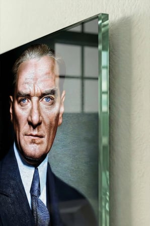 Kırılmaz Cam Tablo 5mm (Kalın) - Ev İşyeri Duvar Dekorasyonu – ATATÜRK Yağlı Boya Tasarımı - Mustafa Kemal Portre Sanatsal Klasik Ofis Salon Koridor Temperli UV Baskılı Hediyelik