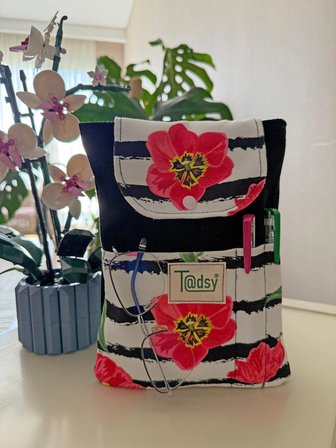 Tadsy Pembe Menekşe Desenli Kitap Kılıfı Cepli 19x25 cm Çıtçıtlı