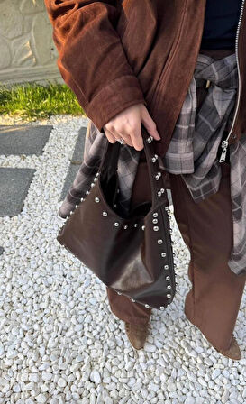  Metal Detaylı Kadın Omuz Çantası – Şık Deri Görünümlü Günlük ve Gece Kombinlerine Uygun Tasarım