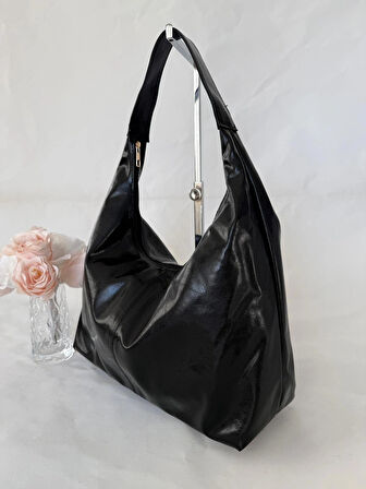 Kadın Omuz Çantası | Deri Görünümlü Geniş Kapasiteli Şık Günlük Çanta – Bordo / Bej / Siyah | Trend, Minimal ve Zarif Tasarım