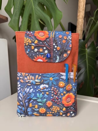 Tadsy Nakışlı Çiçek Desenli Kitap Kılıfı Mavi Cepli Kumaş Kitap Koruyucu 19x25 cm