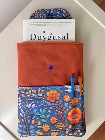 Tadsy Nakışlı Çiçek Desenli Kitap Kılıfı Mavi Cepli Kumaş Kitap Koruyucu 19x25 cm