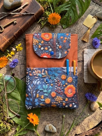 Tadsy Nakışlı Çiçek Desenli Kitap Kılıfı Mavi Cepli Kumaş Kitap Koruyucu 19x25 cm
