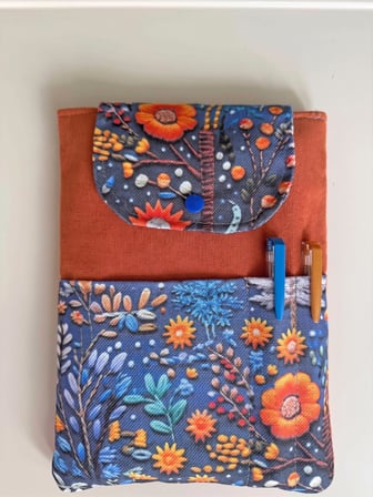 Tadsy Nakışlı Çiçek Desenli Kitap Kılıfı Mavi Cepli Kumaş Kitap Koruyucu 19x25 cm