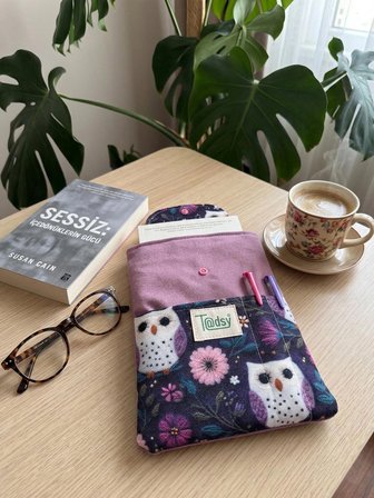 Mor Baykuş desenli Kitap Kılıfı Şık ve Kitap Koruyucu Kılıf Cepli Çok Amaçlı Hediye 19x25 cm