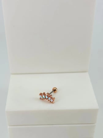 Rose Zirkon Taşlı Uç Kısmı : Pirinç Kıkırdak Bar Uzunluğu : 6 Mm / Bar Kalınlığı 0.8 Mm / Top Boyu 3