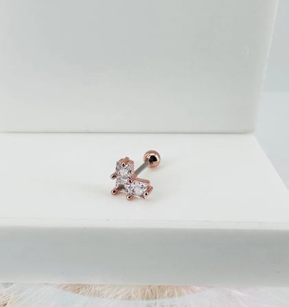 Rose Zirkon Taşlı Uç Kısmı : Pirinç Kıkırdak Bar Uzunluğu : 6 Mm / Bar Kalınlığı 0.8 Mm / Top Boyu 3