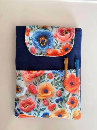 Tadsy Kitap Kılıfı Çiçekli Desenli Cepli Çıtçıtlı Kumaş Kılıf 19x25 cm