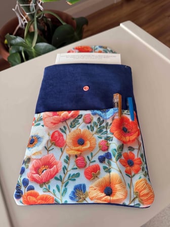 Tadsy Kitap Kılıfı Çiçekli Desenli Cepli Çıtçıtlı Kumaş Kılıf 19x25 cm