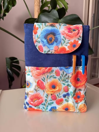 Tadsy Kitap Kılıfı Çiçekli Desenli Cepli Çıtçıtlı Kumaş Kılıf 19x25 cm