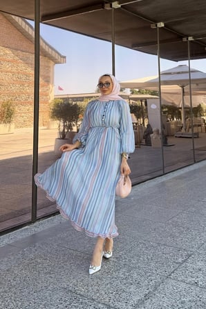 Nelia Düğme Detaylı Balon Kol Tesettür Elbise
