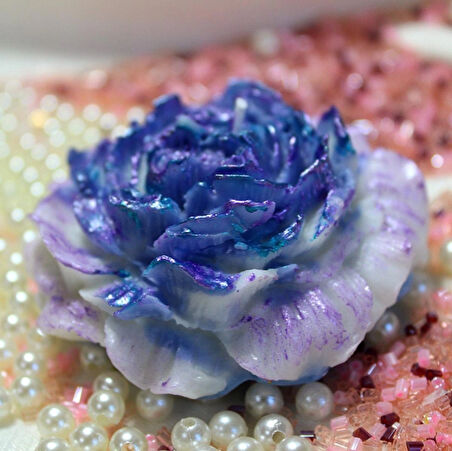 Parıltılı gül şeklinde mum 7cm genişlik 3 cm yükseklikte. Düğün, nişan ve özel günler için olup boş etikete isim yazabileceğiniz şekilde gönderilecektir.