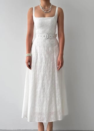 Nils Boutique Kare Yaka Fisto Brode Midi Elbise Beyaz Slim Fit Kemerli