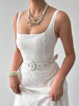 Nils Boutique Kare Yaka Fisto Brode Midi Elbise Beyaz Slim Fit Kemerli