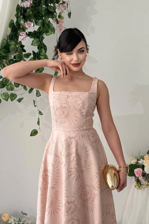 Nils Boutique Abiye Elbise Pembe Kare Yaka Jakarlı Midi Kolsuz Askılı Kalın