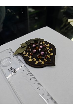 İnci ve Taş İşlemeli Fiyonklu Arma Broş Krem Renk