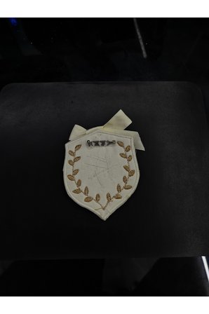 İnci ve Taş İşlemeli Fiyonklu Arma Broş Krem Renk