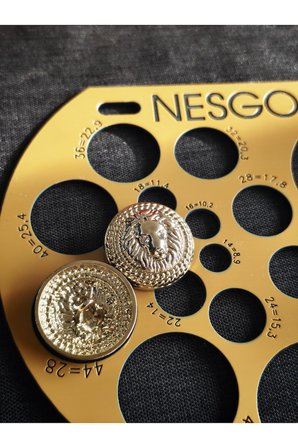 Kabartmalı Aslan Desenli 28mm 44 Boy Buyuk Gold Metal Düğme Seti 6 Adet - Kaban ve Ceket Aksesuarı