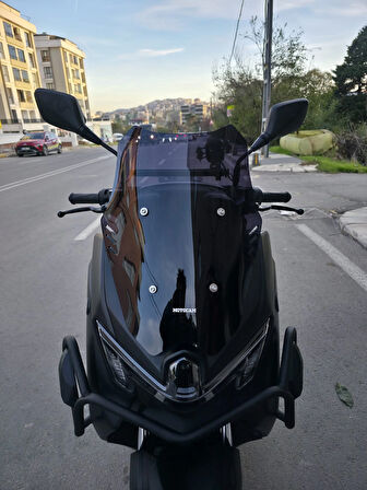 MOTOCAM Yamaha Nmax Siperlik Ön Cam 2025 Model 49cm Siyah Renkli 4mm Spor Cam