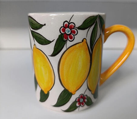 El yapımı limon desenli seramik kupa