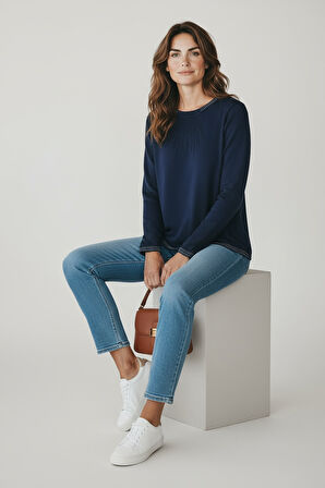 KADIN YAKA VE KOL AĞZI TAŞLI ETEK DESENLİ BLUZ