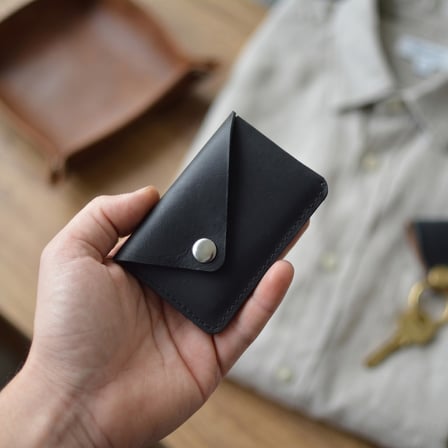 Hakiki Deri Kartlık – Minimal Tek Çapraz Çıtçıtlı Tasarım 
