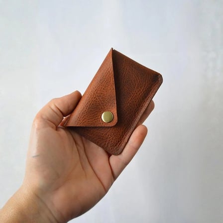Hakiki Deri Kartlık – Minimal Tek Çapraz Çıtçıtlı Tasarım 