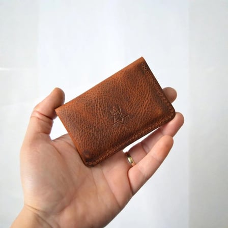 Hakiki Deri Kartlık – Minimal Tek Çapraz Çıtçıtlı Tasarım 