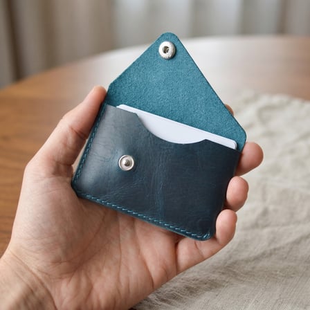 Hakiki Deri Kartlık – Minimal Tek Çapraz Çıtçıtlı Tasarım 