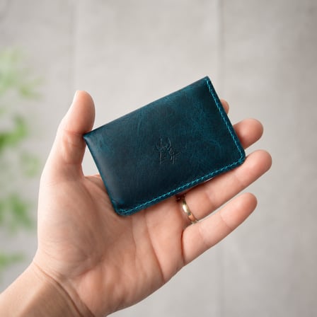 Hakiki Deri Kartlık – Minimal Tek Çapraz Çıtçıtlı Tasarım 