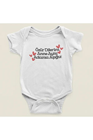 Özür Dilerim Anne Aynı Adama Aşığız Yazılı Pamuklu Yumuşak Unisex Çıtçıtlı Body Zıbın