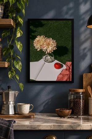 Vazo Çiçeği ve Kırmızı Meyve Desenli Dekoratif MDF Tablo, Çerçeve Görünümlü Ahşap Poster