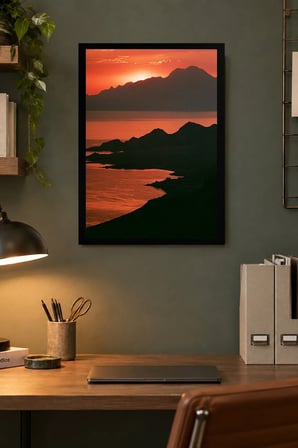 Kızıl Günbatımı ve Dağ Siluetleri Desenli Dekoratif MDF Tablo, Çerçeve Görünümlü Ahşap Poster