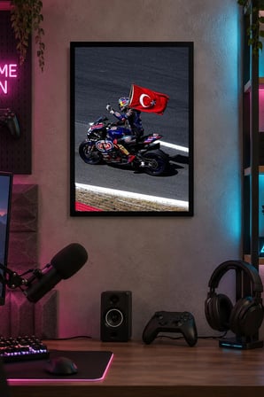Bayraklı Yarış Motosikleti Desenli Dekoratif MDF Tablo, Çerçeve Görünümlü Ahşap Poster