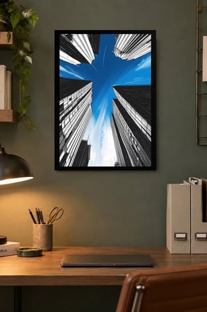 Gökdelenler Arasında Mavi Gökyüzü Desenli Dekoratif MDF Tablo, Çerçeve Görünümlü Ahşap Poster