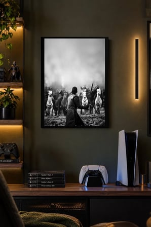 Siyah Beyaz Figürlü Sahne Desenli Dekoratif MDF Tablo, Çerçeve Görünümlü Ahşap Poster