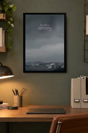Sisli Dağ Vadisi ve Ev Desenli Dekoratif MDF Tablo, Çerçeve Görünümlü Ahşap Poster