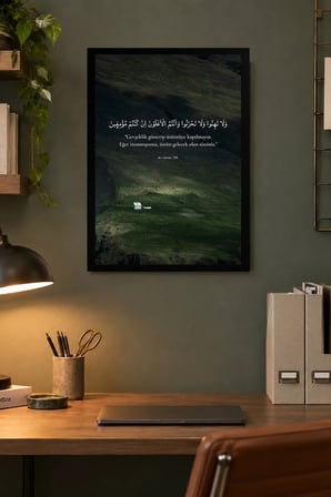 Yeşil Vadi ve Küçük Ev Desenli Dekoratif MDF Tablo, Çerçeve Görünümlü Ahşap Poster