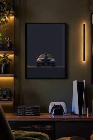 Siyah Otomobil ve Figür Desenli Dekoratif MDF Tablo, Çerçeve Görünümlü Ahşap Poster