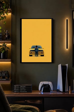 Sarı Otomobil ve Figür Desenli Dekoratif MDF Tablo, Çerçeve Görünümlü Ahşap Poster