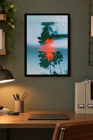 Suda Kırmızı Çiçek Yansıması Desenli Dekoratif MDF Tablo, Çerçeve Görünümlü Ahşap Poster