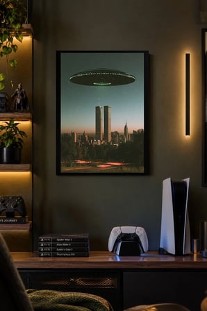 Şehir Üzerinde Uçan Daire Desenli Dekoratif MDF Tablo, Çerçeve Görünümlü Ahşap Poster