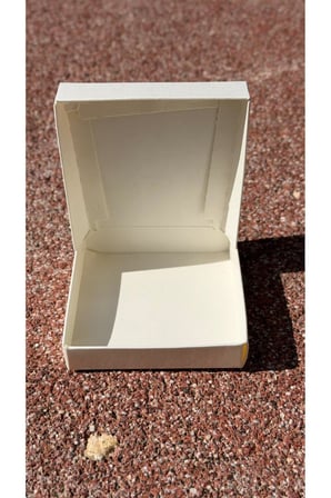 Beyaz Karton Takı Kutusu 9,5x9,5x2 cm – Kapaklı Model | 5 Adet + Gri Kırpık Kağıtlı