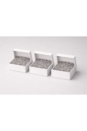 Beyaz Karton Takı Kutusu 9,5x9,5x2 cm – Kapaklı Model | 10 Adet + Gri Kırpık Kağıtlı