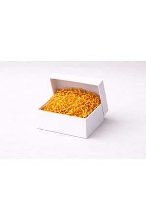 Beyaz Karton Takı Kutusu 9,5x9,5x2 cm – Kapaklı Model | 10 Adet + Turuncu Kırpık Kağıtlı