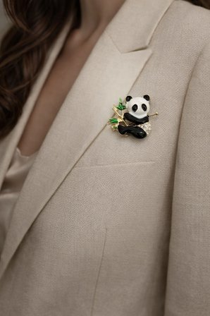 Panda Figürlü Taş Detaylı Metal Broş – Mine İşlemeli Gold Tasarım