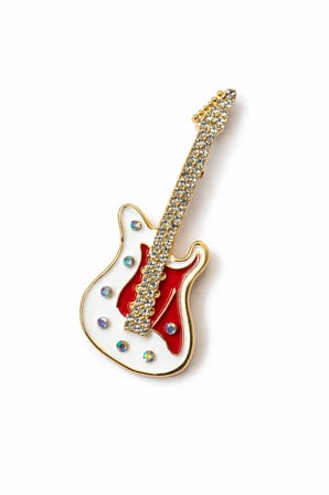 Kırmızı Beyaz Gitar Figürlü Taşlı Metal Broş – Altın Detaylı Ceket Çanta Aksesuarı